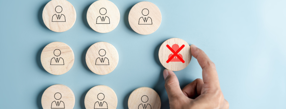 Een man houdt een lege portefeuille voor zich uit