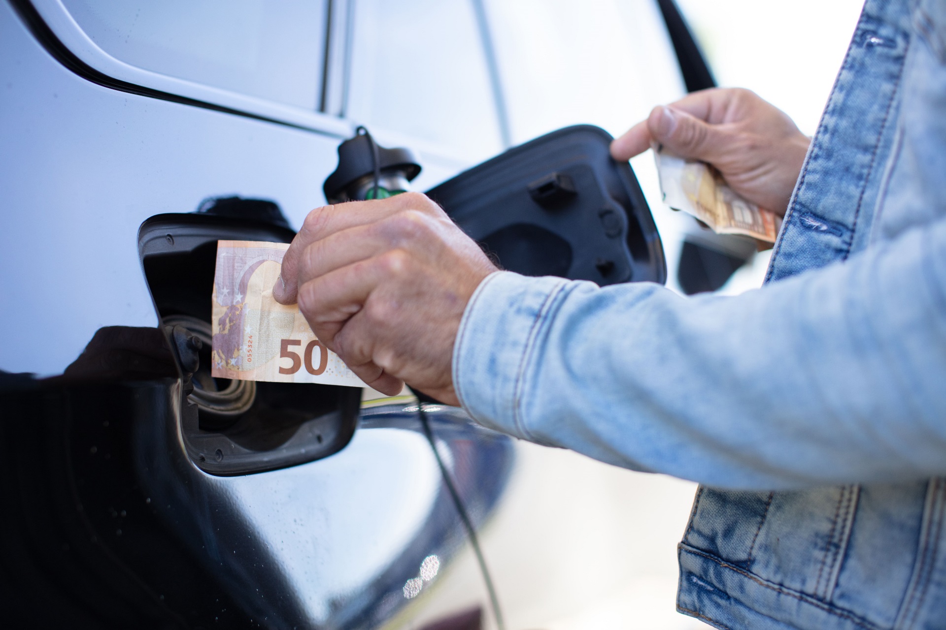 Een man tankt zijn auto vol.