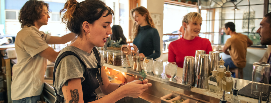 Arizona-staking20250331- cactus - 640x320 Een jonge vrouw maakt een drankje achter de bar