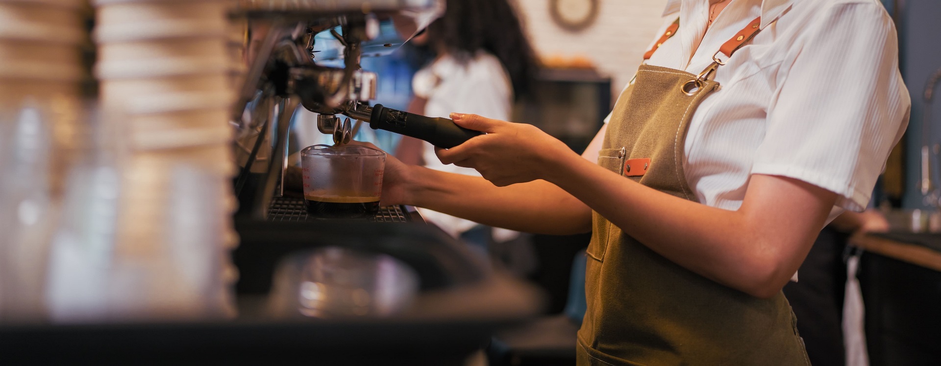 Een barista maakt koffie.