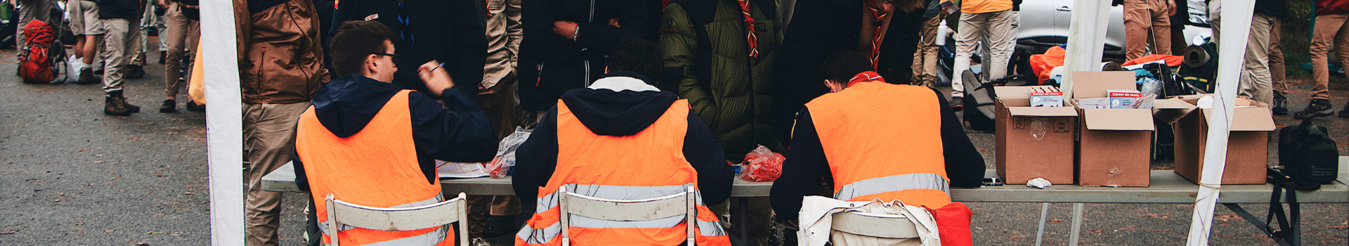 Een reeks beschermingshelmen hangen op aan een container.