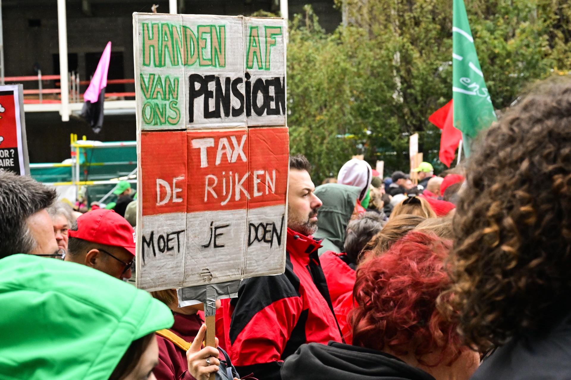 Een mug staat op het punt iemand te bijten.