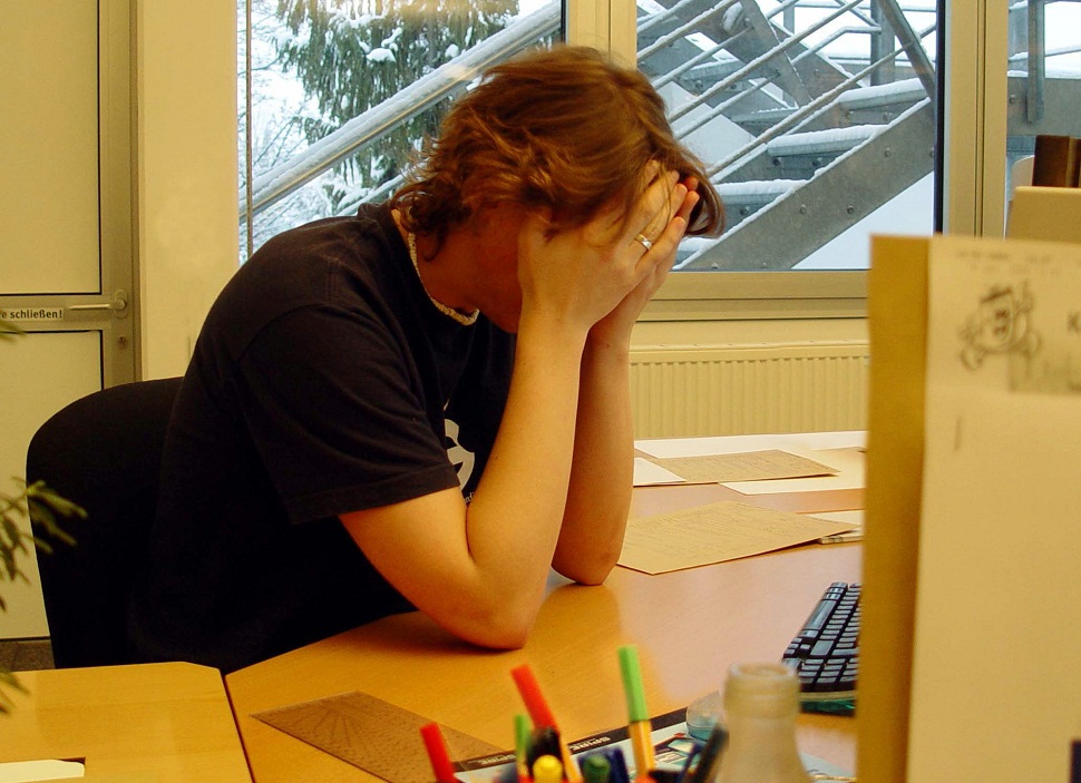 COV-vrouw-stress-achter-pc COV-vrouw-stress-achter-pc